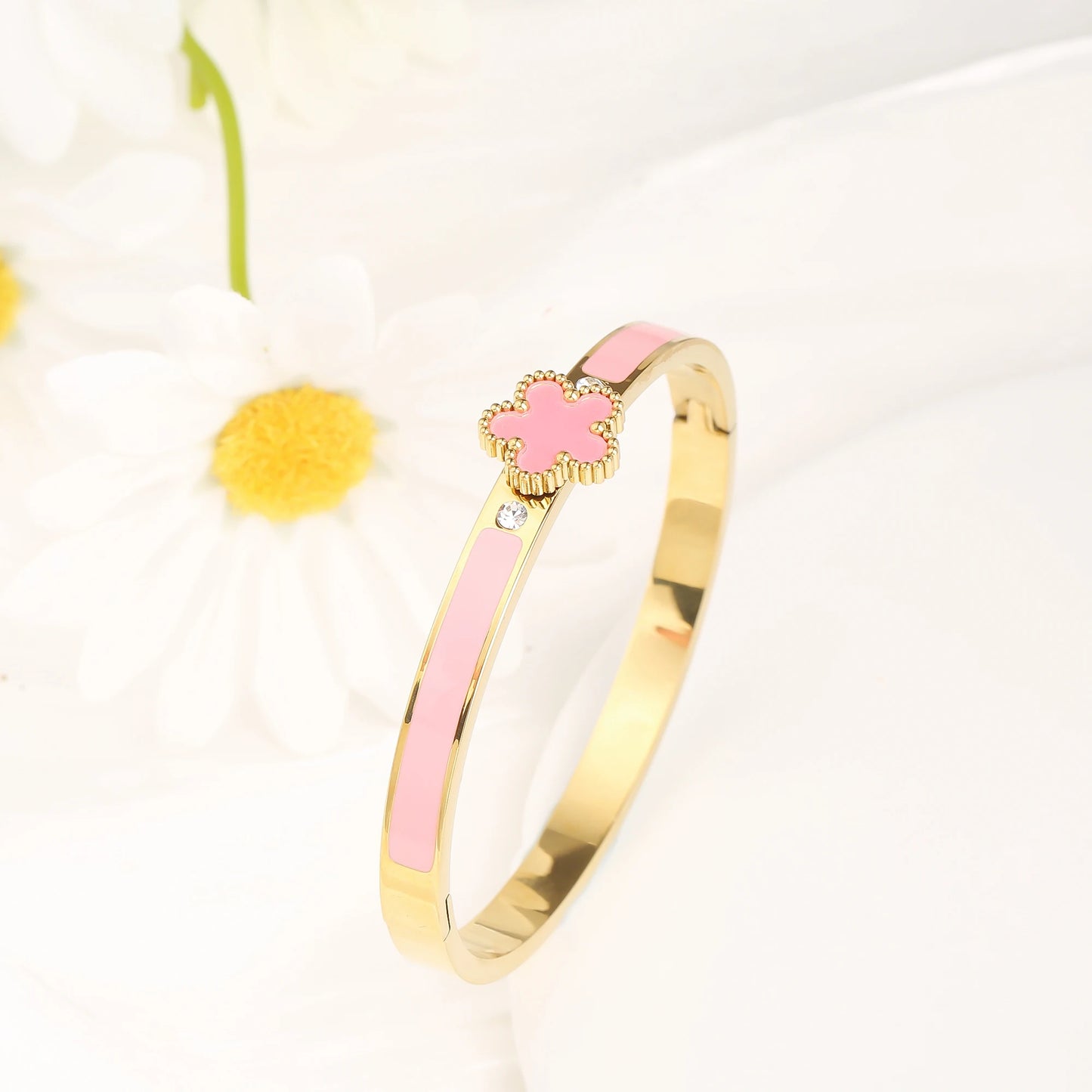 ✨ New Classic Clover Bangle – Timeless Shine, Everyday Charm ✨