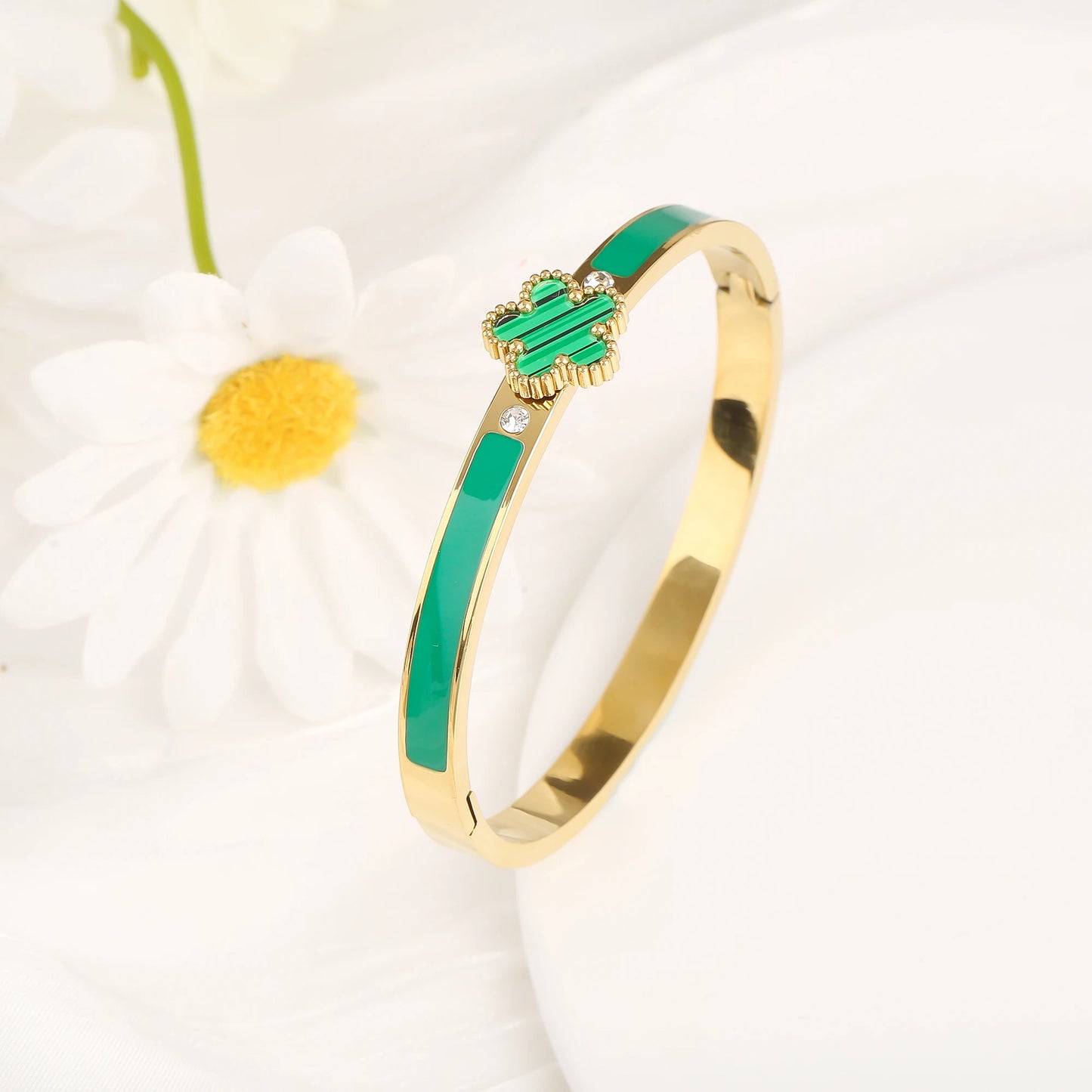 ✨ New Classic Clover Bangle – Timeless Shine, Everyday Charm ✨