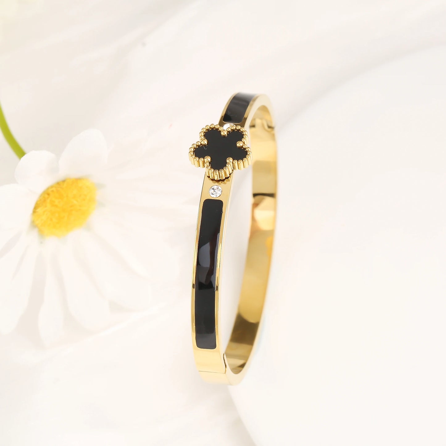 ✨ New Classic Clover Bangle – Timeless Shine, Everyday Charm ✨