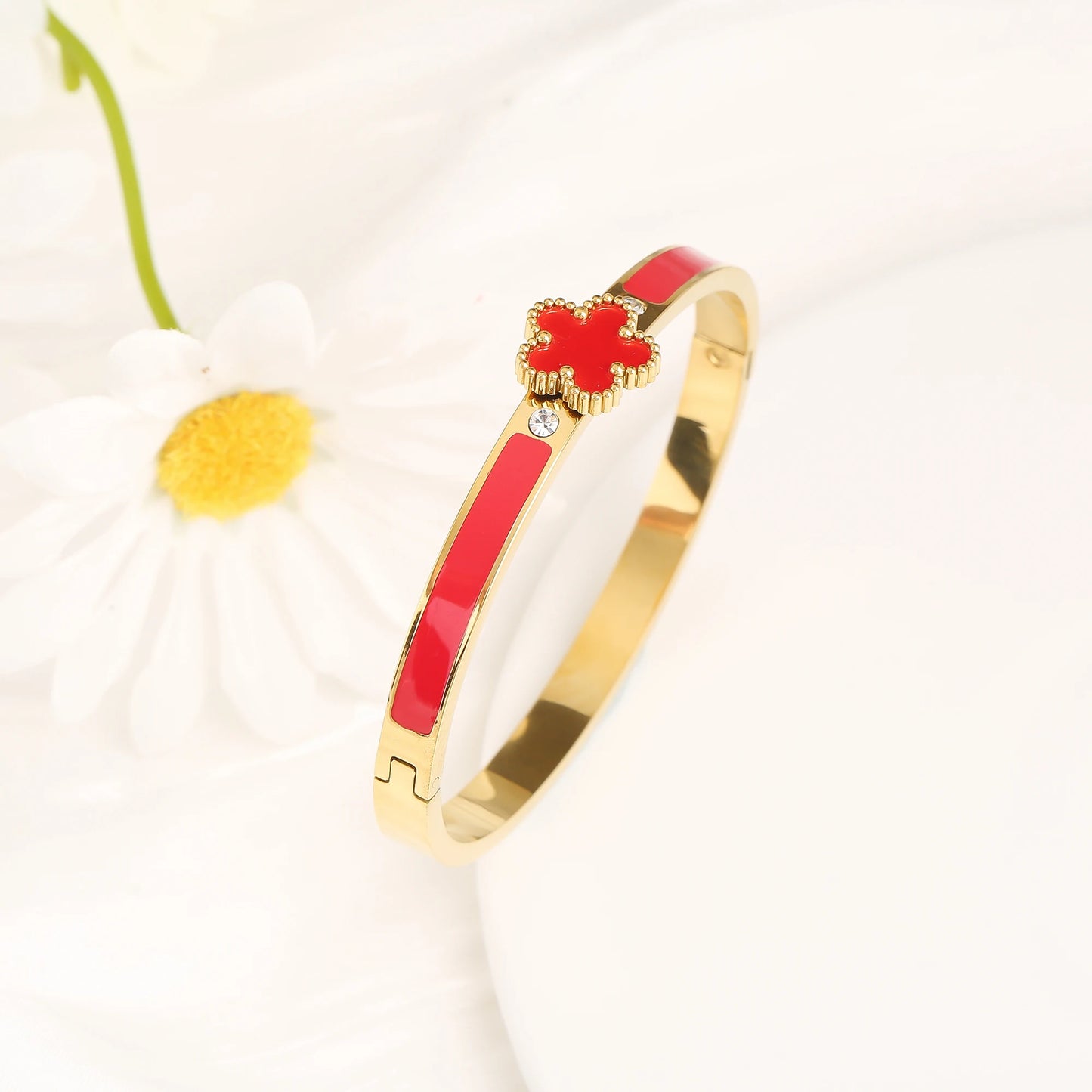 ✨ New Classic Clover Bangle – Timeless Shine, Everyday Charm ✨