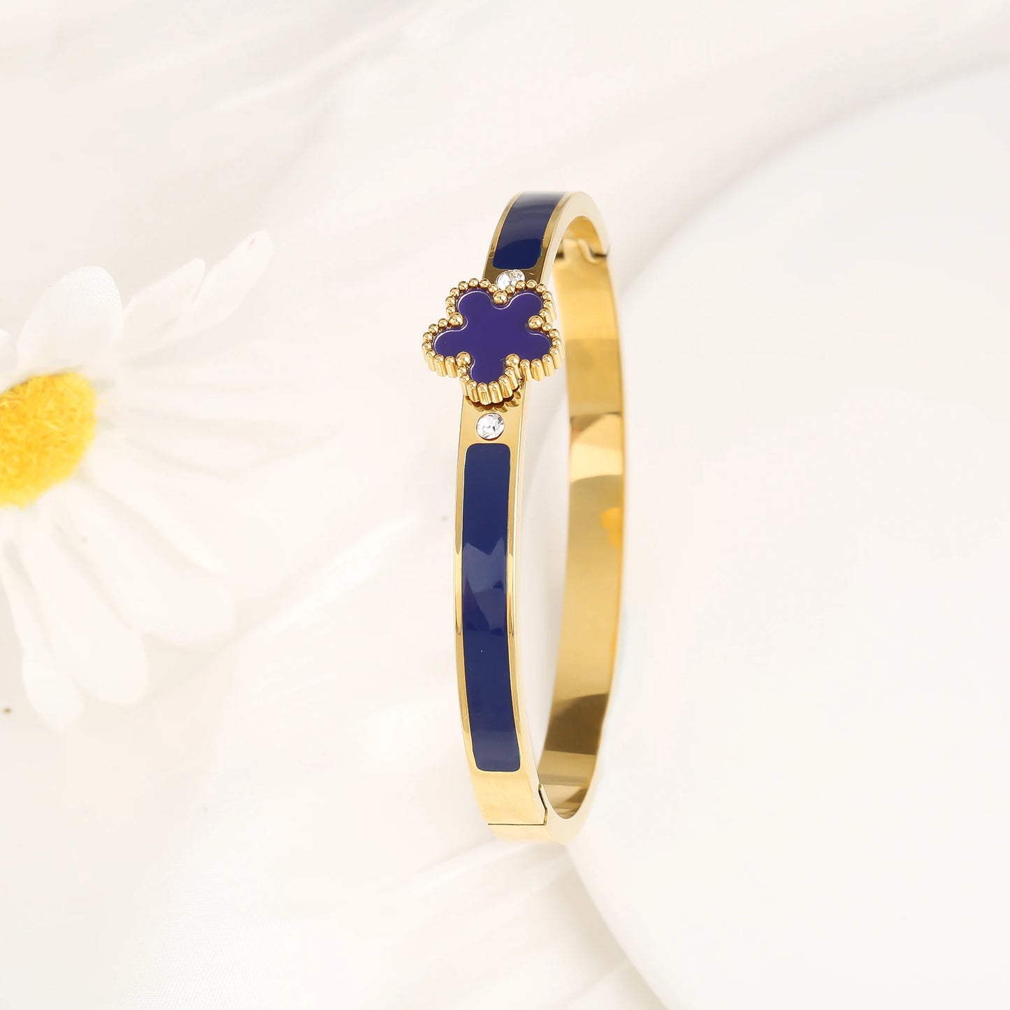 ✨ New Classic Clover Bangle – Timeless Shine, Everyday Charm ✨