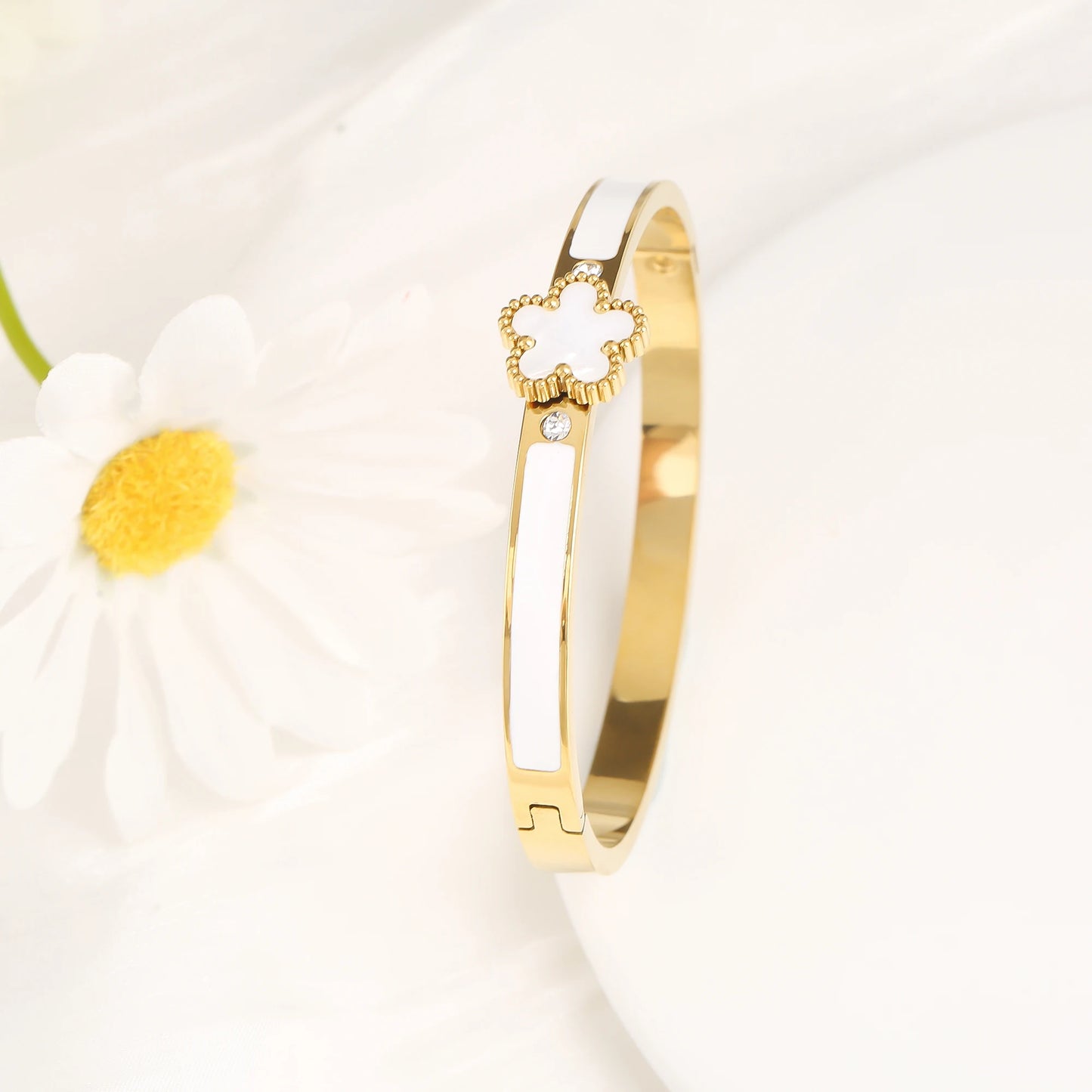 ✨ New Classic Clover Bangle – Timeless Shine, Everyday Charm ✨