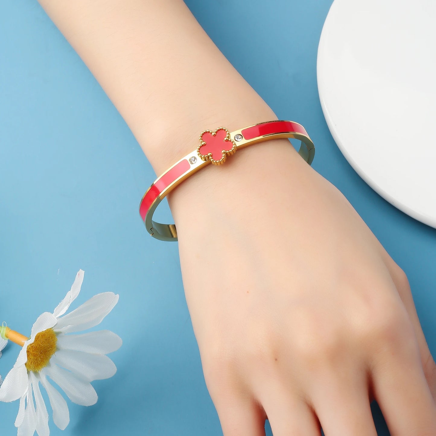 ✨ New Classic Clover Bangle – Timeless Shine, Everyday Charm ✨